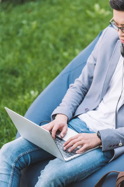 Freelancer Asiático Trabalhando Laptop Enquanto Sentado Cadeira Saco Feijão Gramado — Fotos gratuitas
