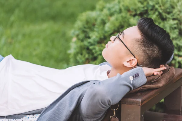 Elegante Asiático Hombre Gafas Durmiendo Banco — Foto de Stock