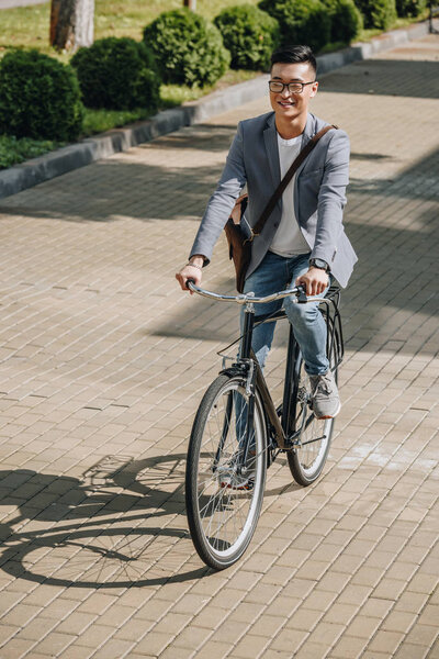 Handsome Smiling Asian Man Cycling Bike City — Stock Photo, Image