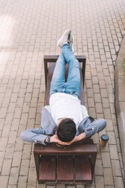 şık adam rahatlatıcı havai görünümü bankta