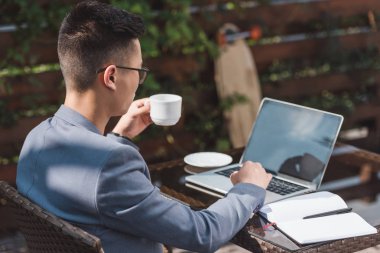 kafede kahve uzaktan çalışma Kupası ile Asya iş adamı