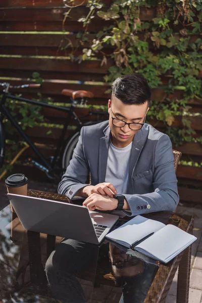 Asiático Hombre Negocios Comprobar Tiempo Mientras Remoto Trabajo Café —  Fotos de Stock