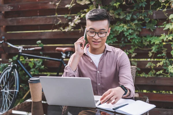 Retrato Sonriente Asiático Hombre Hablando Smartphone Mientras Remoto Trabajo Cafetería — Foto de Stock