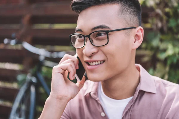 Sonriente Asiático Hombre Gafas Hablando Smartphone — Foto de Stock