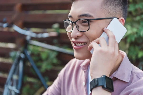 Sorrindo Asiático Homem Óculos Falando Smartphone — Fotografia de Stock Grátis