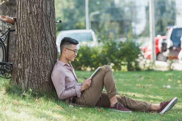 Side View Asian Man Eyeglasses Using Digital Tablet Green Grass — Free Stock Photo