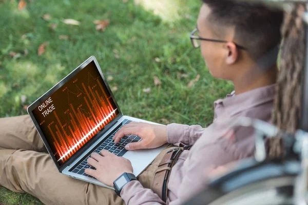 Vista Lateral Jovem Asiático Freelancer Trabalhando Laptop Com Letras Comércio — Fotografia de Stock