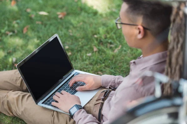 Jovem Asiático Freelancer Trabalhando Laptop Com Tela Branco Parque — Fotografia de Stock Grátis