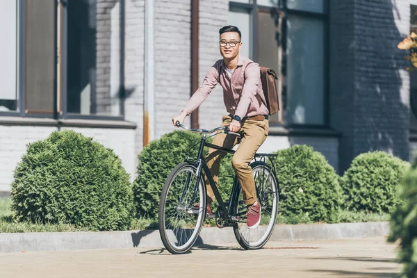 Asiático Joven Hombre Con Mochila Caballo Bicicleta Calle — Foto de Stock