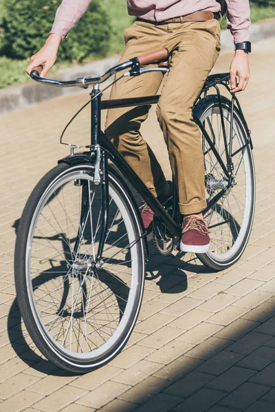 Gedeeltelijke Weergave Van Stijlvolle Man Fiets Straat — Stockfoto