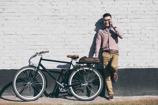 Smiling Asian Man Stylish Clothing Talking Smartphone Bicycle Street — Stock Photo, Image