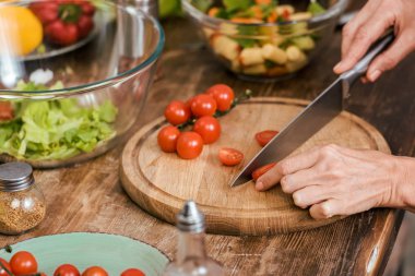 akşam yemeği ve kesme kiraz domates evde için salata hazırlama kadın resim kırpılmış