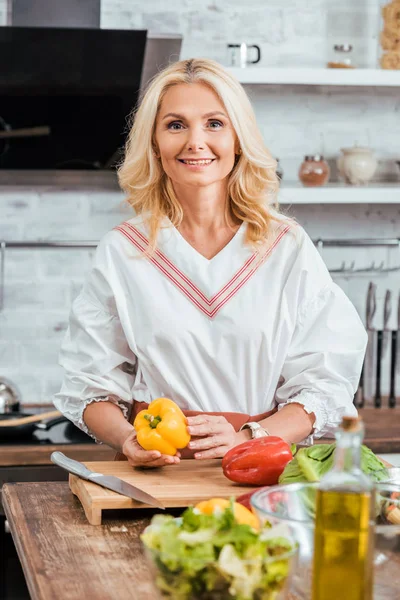 Lächelnde Attraktive Frau Bereitet Salat Für Das Abendessen Hält Paprika — Stockfoto