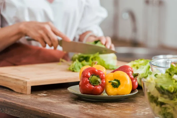 Abgeschnittenes Bild Einer Frau Die Hause Salat Zubereitet Und Kohl — kostenloses Stockfoto