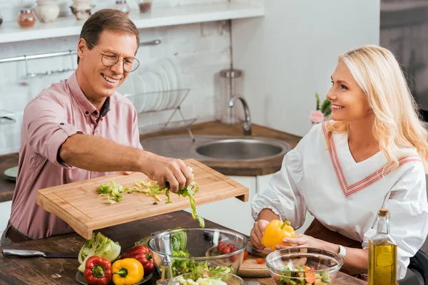 Smiling Couple Preparing Salad Dinner Together Kitchen — Stock Photo, Image