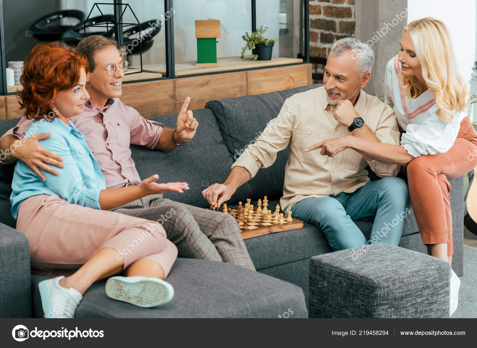 Glückliche Reife Freunde Die Sich Hause Treffen Und Schach Spielen