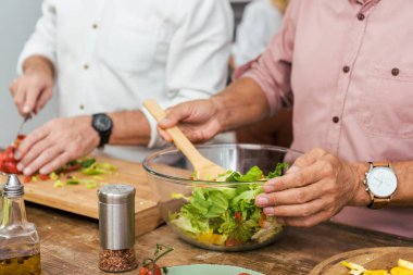 evde akşam yemeği için salata hazırlama erkeklerin resim kırpılmış