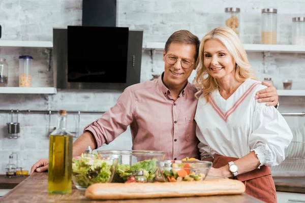 Adult Smiling Couple Preparing Salad Dinner Home — Stock Photo, Image