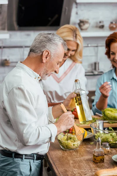 Volwassen Vrienden Organische Salade Voorbereiden Diner Thuis — Stockfoto