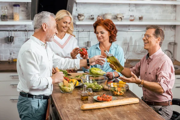 Mogen Manliga Och Kvinnliga Vänner Förbereder Sallad Till Middag Hemma — Stockfoto