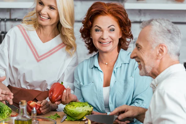 Lachen Volwassen Vrienden Salade Voorbereiden Diner Thuis — Stockfoto