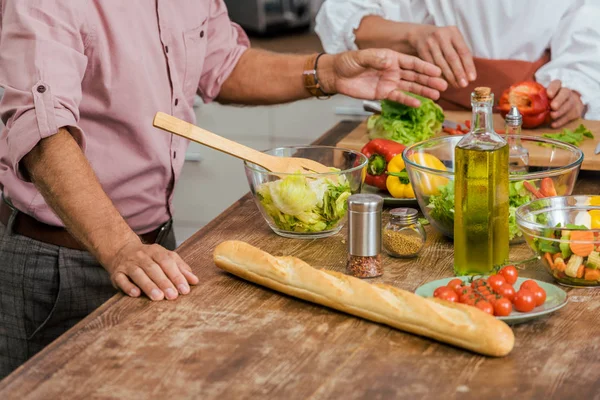 Gambar Dipotong Pasangan Menyiapkan Salad Untuk Makan Malam Rumah — Stok Foto