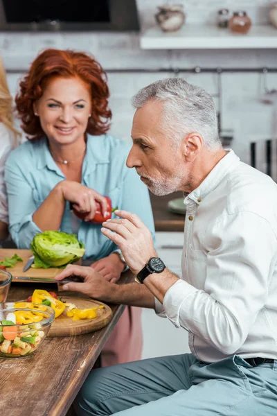 Ouder Paar Met Salade Voor Het Avondeten Thuis — Gratis stockfoto