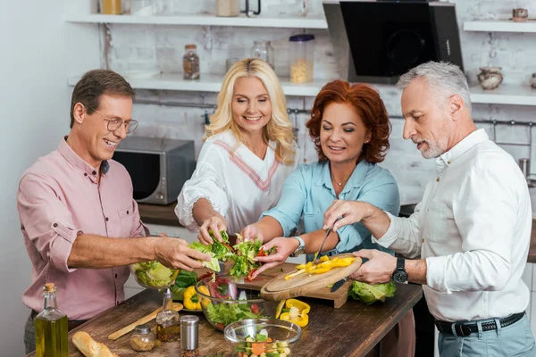 Glückliche Alte Freunde Bereiten Hause Gemeinsam Salat Für Das Abendessen — Stockfoto