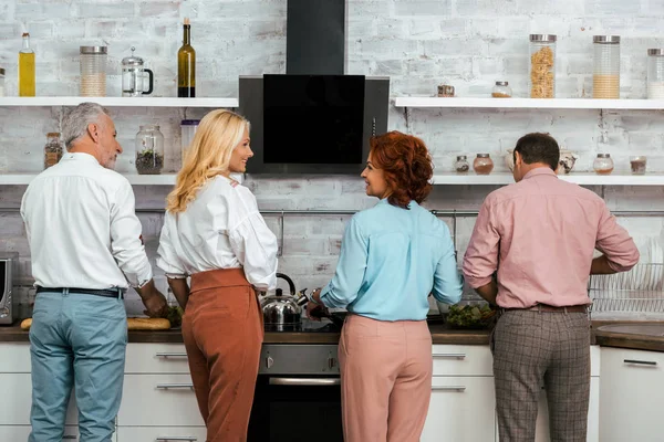 Vista Trasera Amigos Maduros Hablando Cocinando Juntos Cocina — Foto de stock gratis