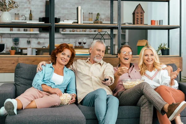 Feliz Maduro Amigos Riendo Comiendo Palomitas Maíz Viendo Juntos — Foto de Stock