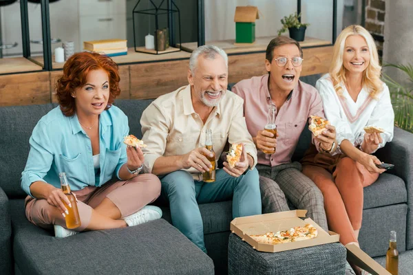 Smiling Mature Friends Eating Pizza Drinking Beer Together Home — Stock Photo, Image