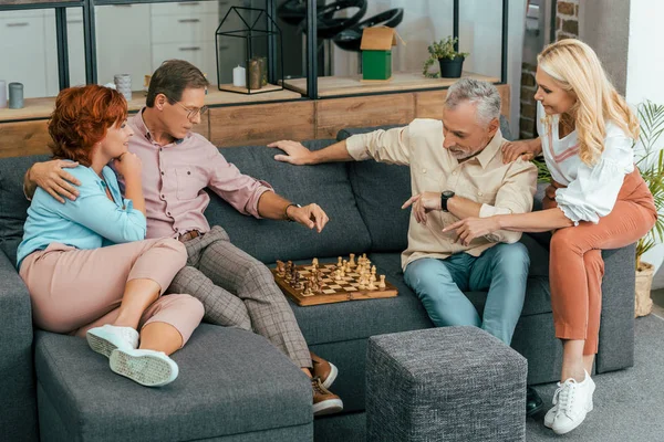 Glada Gamla Vänner Umgås Tillsammans Och Spelar Schack Hemma — Stockfoto