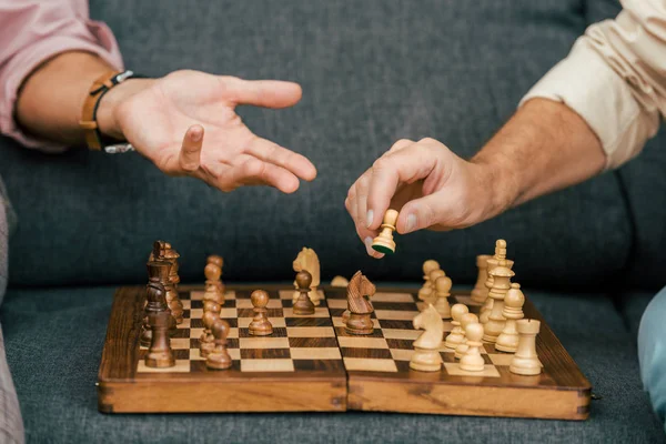 Beskuren Bild Män Som Spelar Schack Tillsammans Soffan — Stockfoto