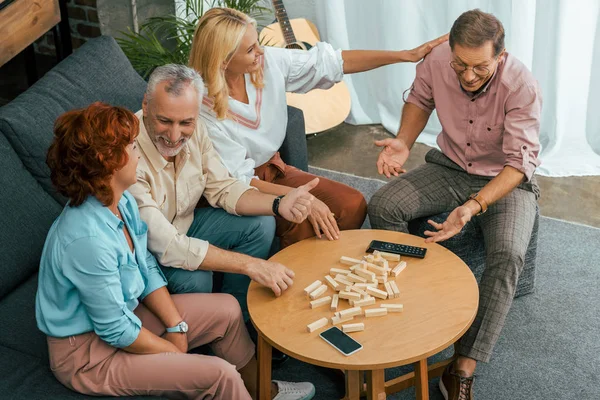 Vista Ángulo Alto Viejos Amigos Sonrientes Jugando Con Bloques Madera — Foto de Stock