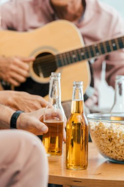 bira içme ve akustik gitar çalmak olgun arkadaşlar kırpılmış atış 