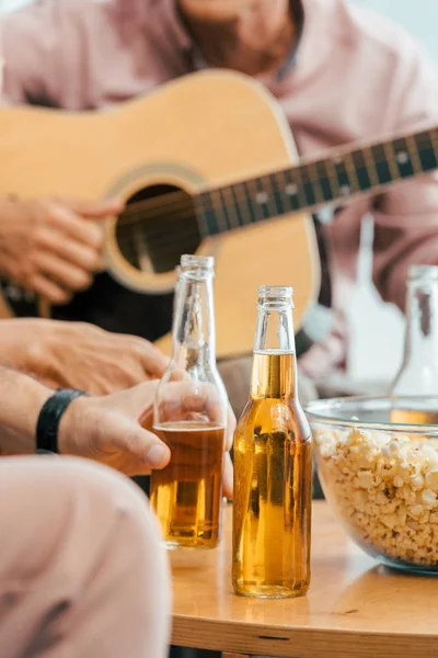 Tiro Recortado Amigos Maduros Bebendo Cerveja Tocando Guitarra Acústica — Fotografia de Stock