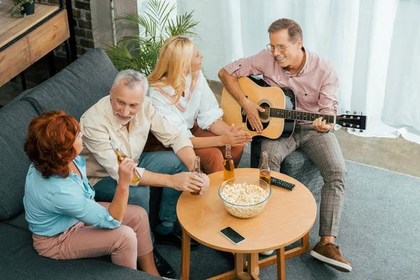 Gitar Evde Bira Ile Zaman Geçirmekten Mutlu Olgun Arkadaşlar Yüksek — Stok fotoğraf