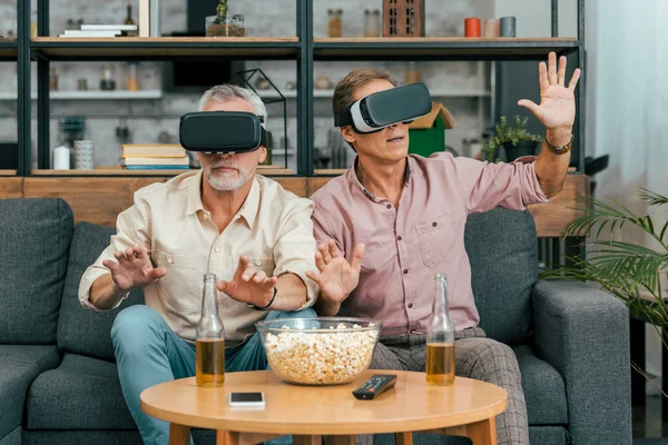 Volwassen Mannelijke Vrienden Zittend Bank Het Gebruik Van Virtuele Realiteit — Gratis stockfoto