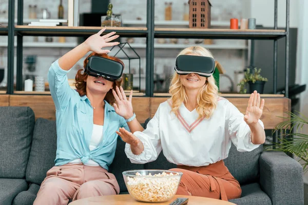 Lachende Volwassen Vrouwelijke Vrienden Met Behulp Van Virtuele Realiteit Headsets — Stockfoto