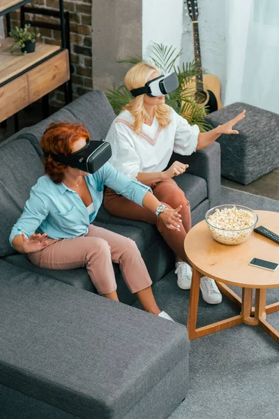 High Angle View Mature Women Using Virtual Reality Headsets Home — Stock Photo, Image