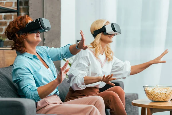 Glückliche Reife Frauen Die Auf Der Couch Sitzen Und Virtual — Stockfoto