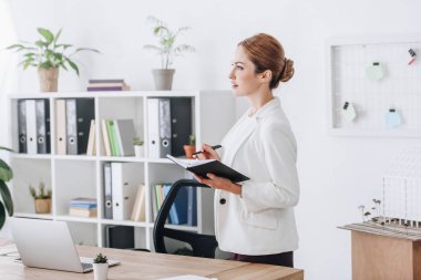 kendine güvenen Yöneticisi planlayıcısı modern ofis dizüstü bilgisayar ile birlikte çalışma