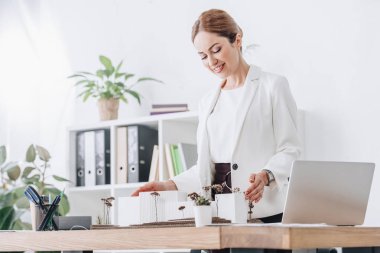 güzel gülümseyen profesyonel mimar ofis ev modeli ile çalışma