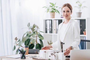 gülümseyen kadın mimar modern ofis ev modeli ile çalışma
