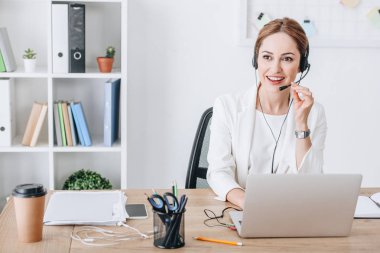kulaklık ve modern ofis içinde laptop çekici profesyonel kadın işleç