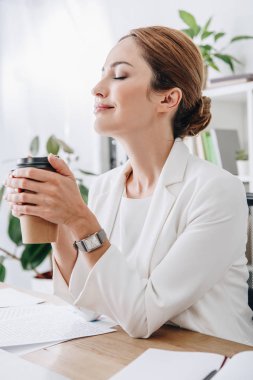 çekici işkadını diğer kapalı gözler ve holding kahve kahve molası ofiste birlikte