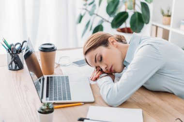 modern ofis içinde işyerinde uyuyan overworked yetişkin iş kadını
