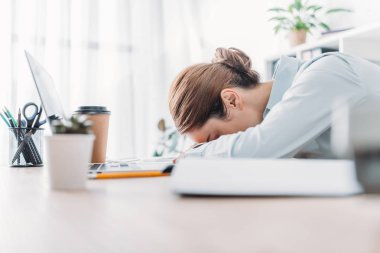 İşyerinde uyuyan overworked yetişkin iş kadını yan görünüm