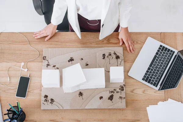 Vista Recortada Del Arquitecto Trabajando Con Modelo Casa Lugar Trabajo — Foto de stock gratuita