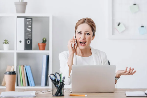 Aggressive Business Woman Yelling Talking Smartphone Office Laptop — Stock Photo, Image